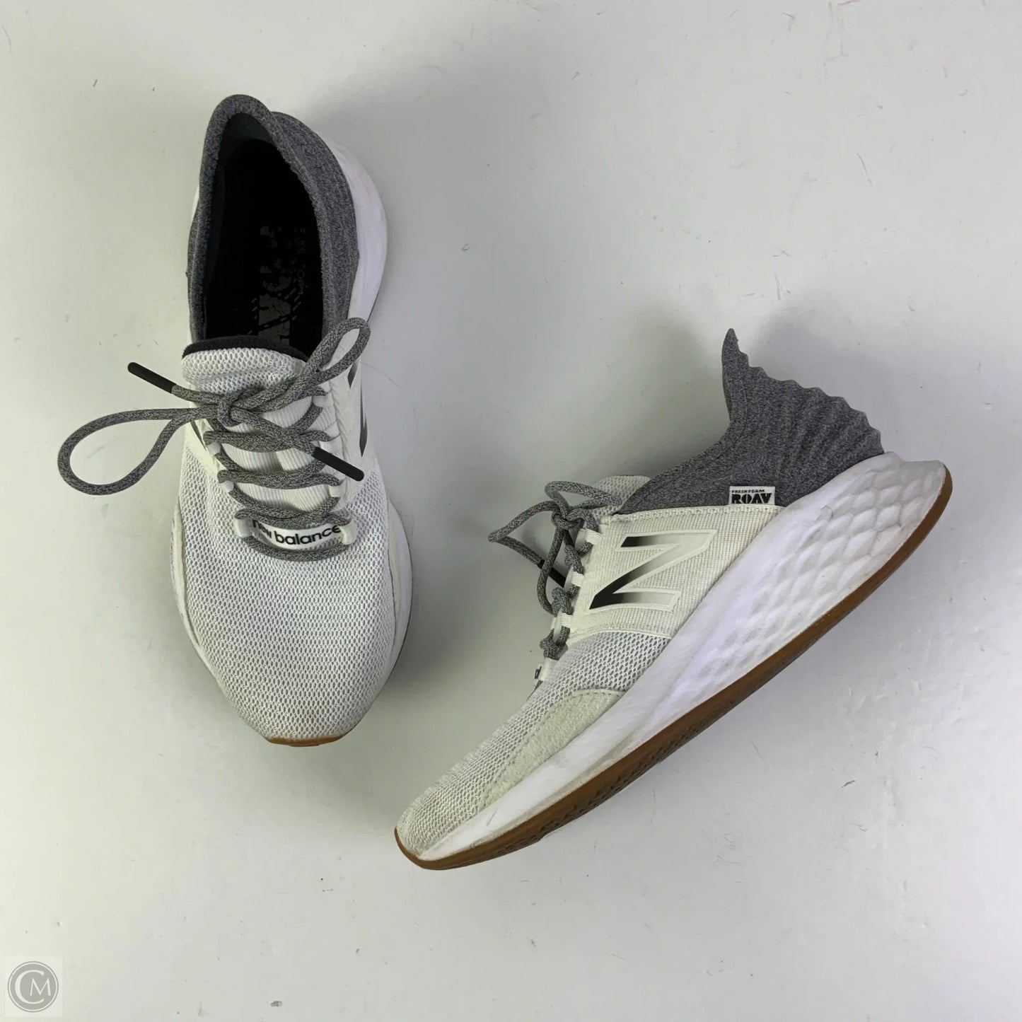 Shoes Athletic By New Balance In Grey & White, Size: 9.5