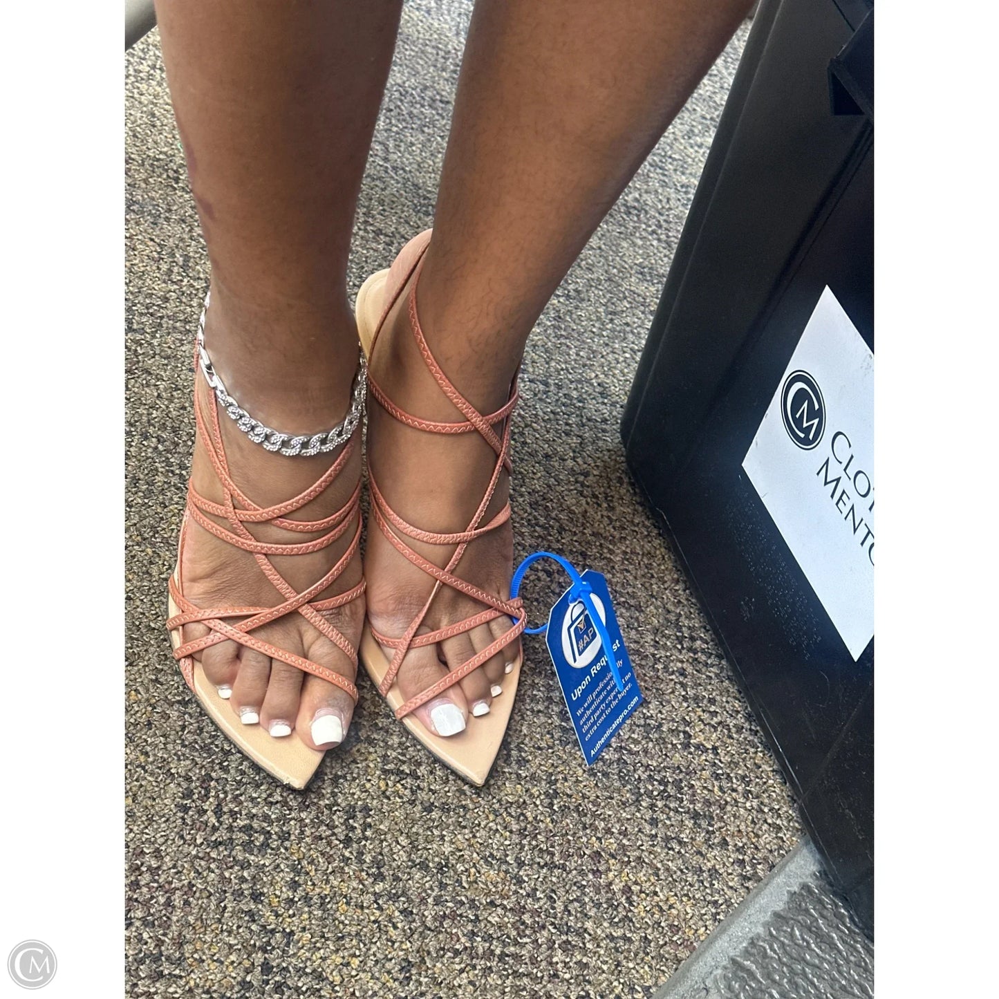 Sandals Designer By Gucci In Coral, Size: 8