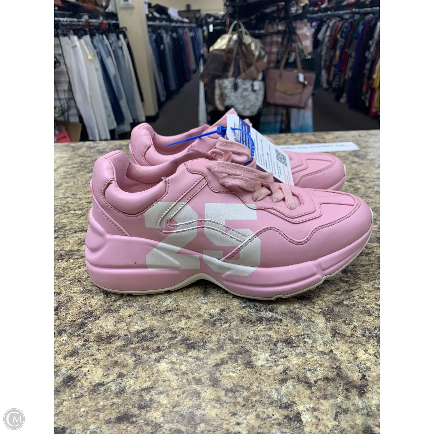 Shoes Luxury Designer By Gucci In Pink, Size: 5