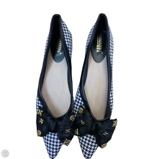 Shoes Flats By Cmf In Black & White, Size: 9