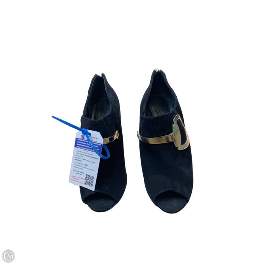 Shoes Luxury Designer By Gucci In Black & Gold, Size: 8