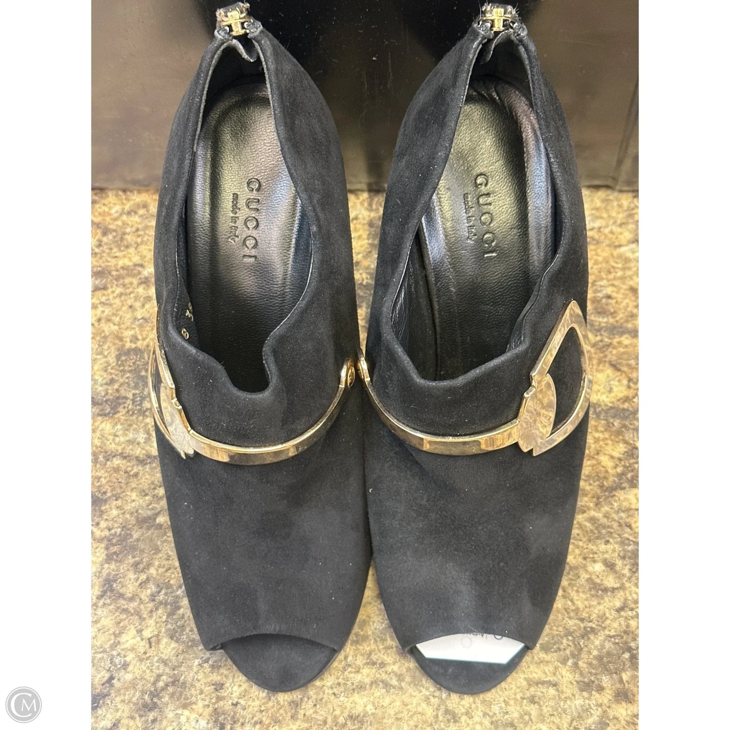 Shoes Luxury Designer By Gucci In Black & Gold, Size: 8