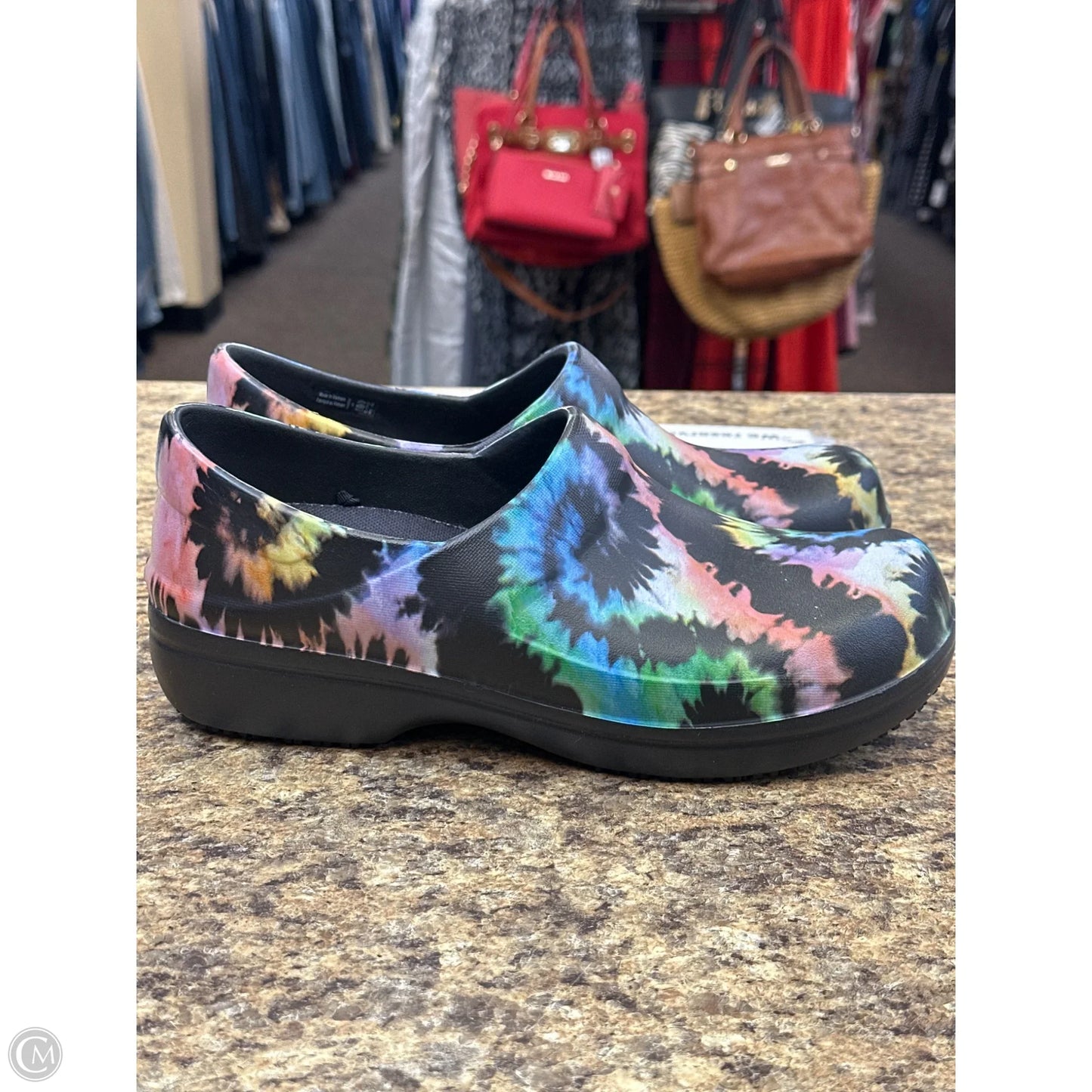 Shoes Flats By Crocs In Multi-colored, Size: 9