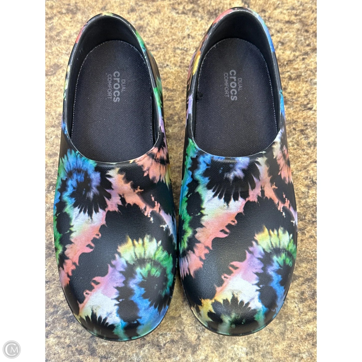 Shoes Flats By Crocs In Multi-colored, Size: 9
