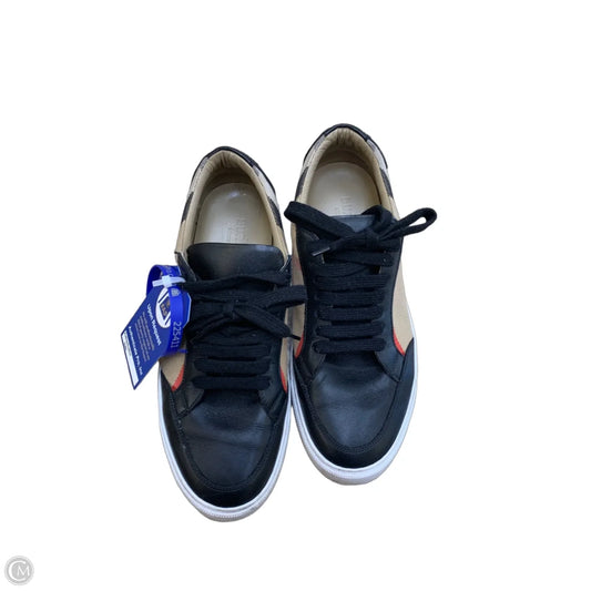 Shoes Luxury Designer By Burberry In Plaid Pattern, Size: 8.5