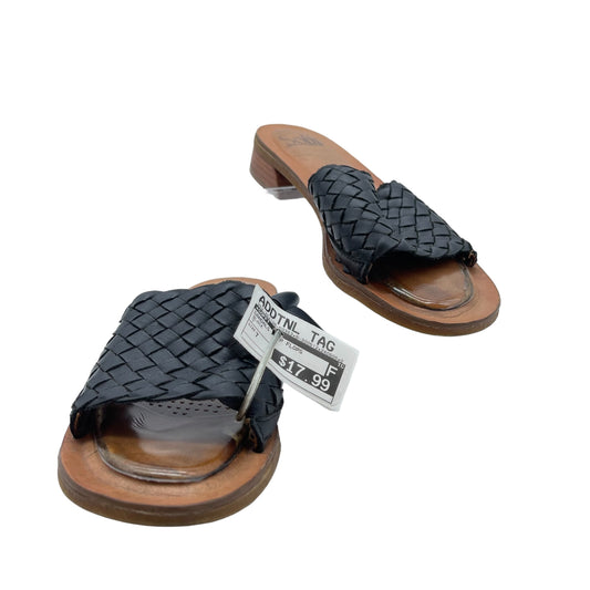 Black Sandals Flip Flops Sofft, Size 7