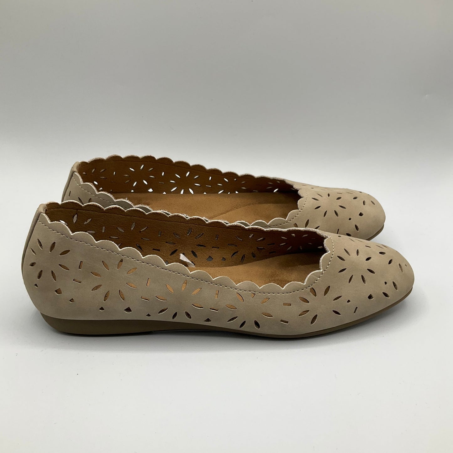 Shoes Flats By White Mountain In Beige, Size: 7