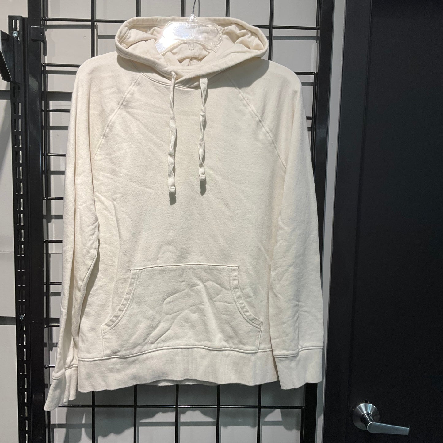 Sweatshirt Hoodie By Clothes Mentor In Cream, Size: M