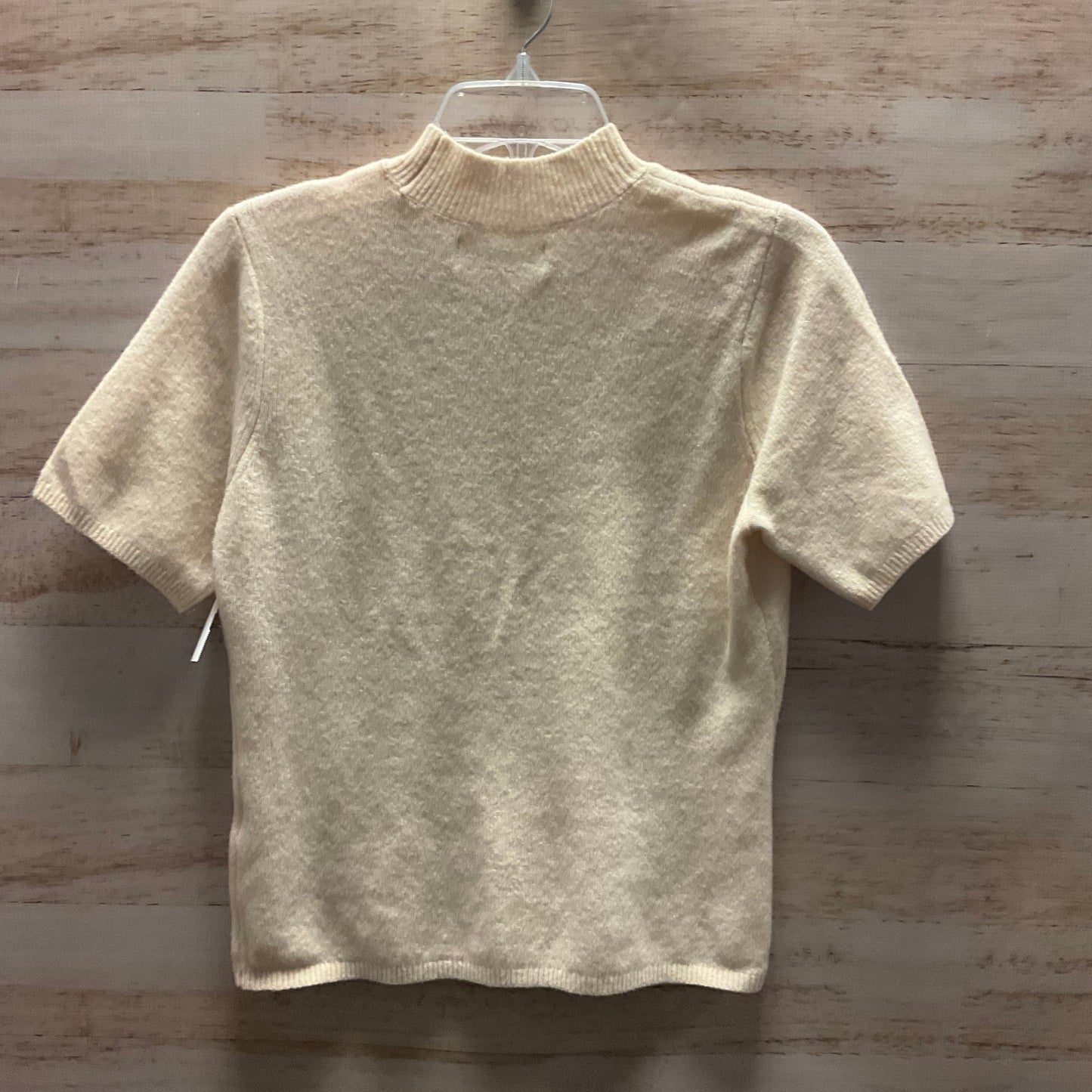 Top Short Sleeve By Abercrombie And Fitch In Cream, Size: M