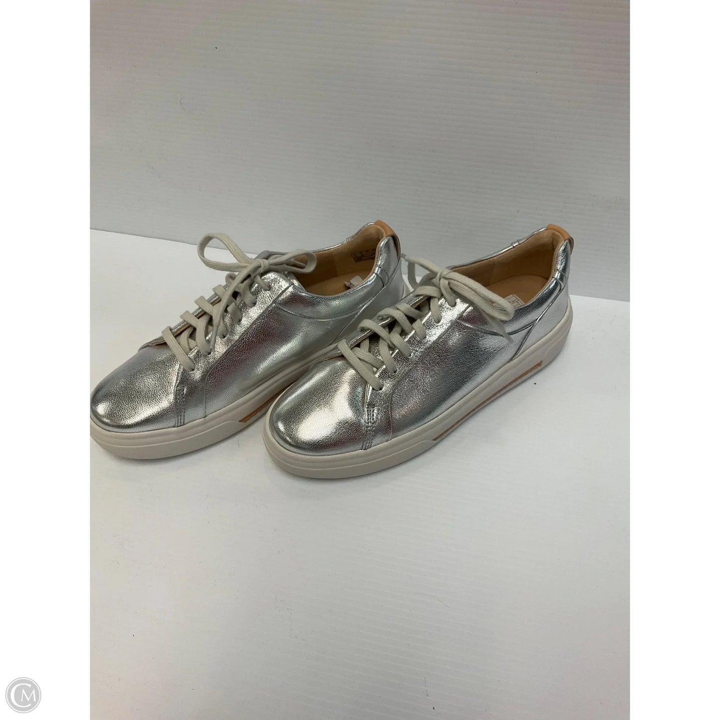Shoes Sneakers By Clarks In Silver, Size: 8