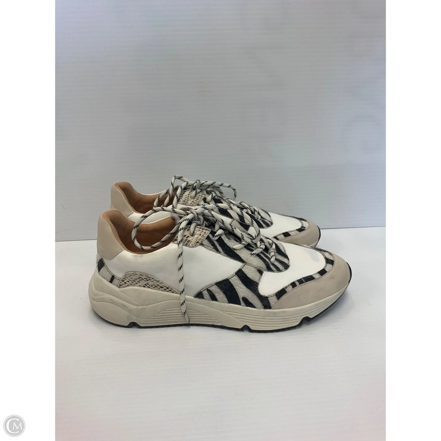 Shoes Sneakers By Oasis Society In Animal Print, Size: 9