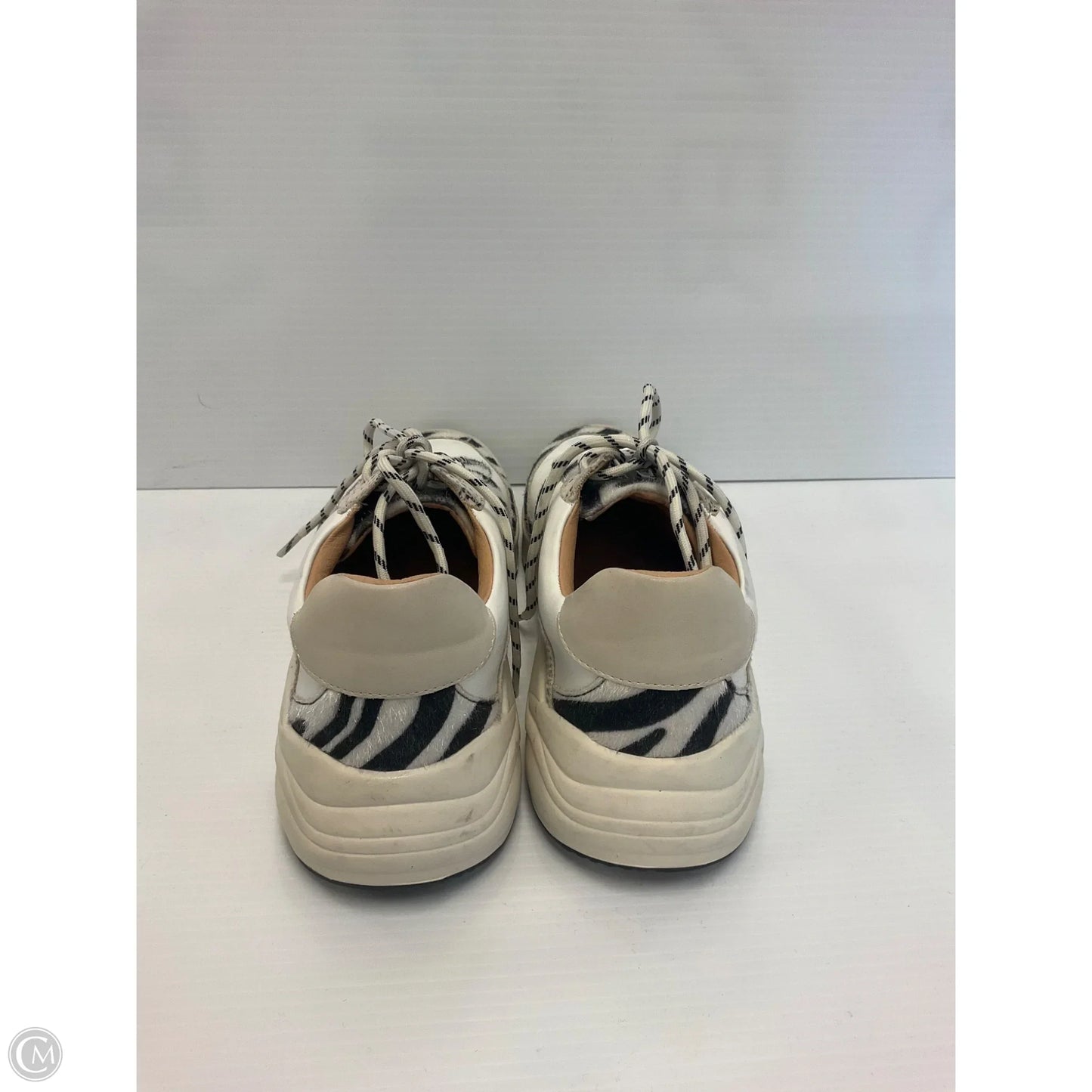 Shoes Sneakers By Oasis Society In Animal Print, Size: 9