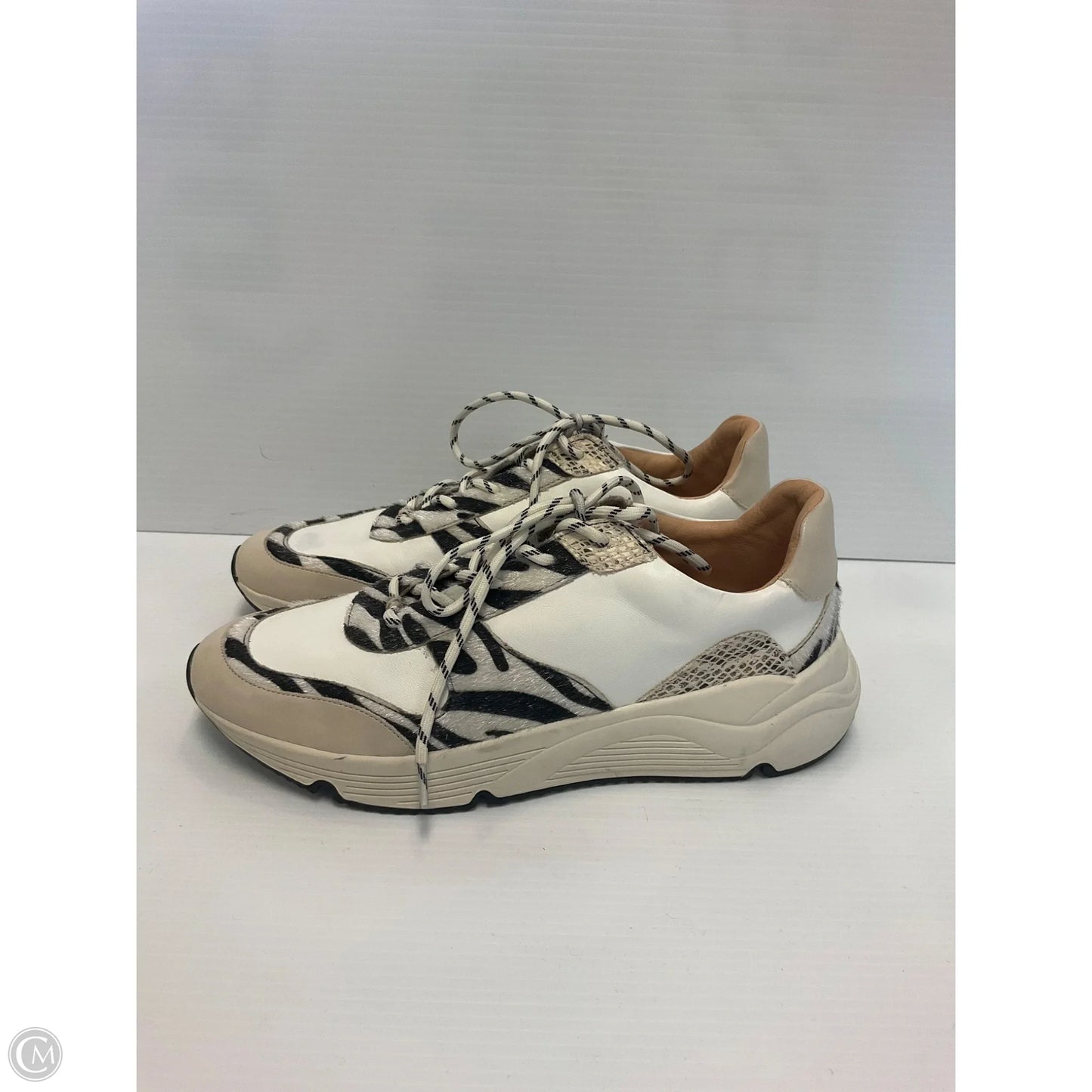 Shoes Sneakers By Oasis Society In Animal Print, Size: 9