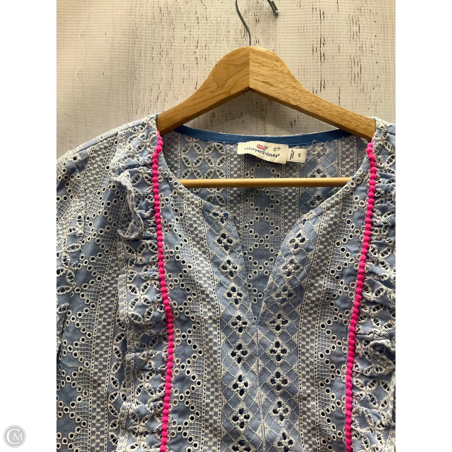 Top Short Sleeve By Vineyard Vines In Blue & White, Size: S