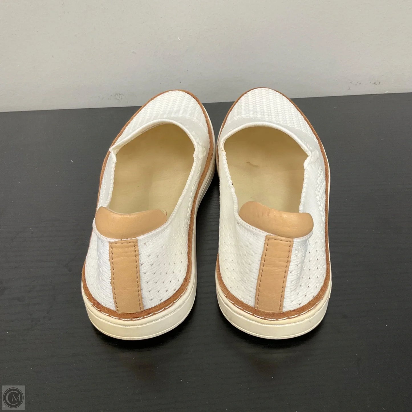 Shoes Designer By Ugg In White, Size: 7.5