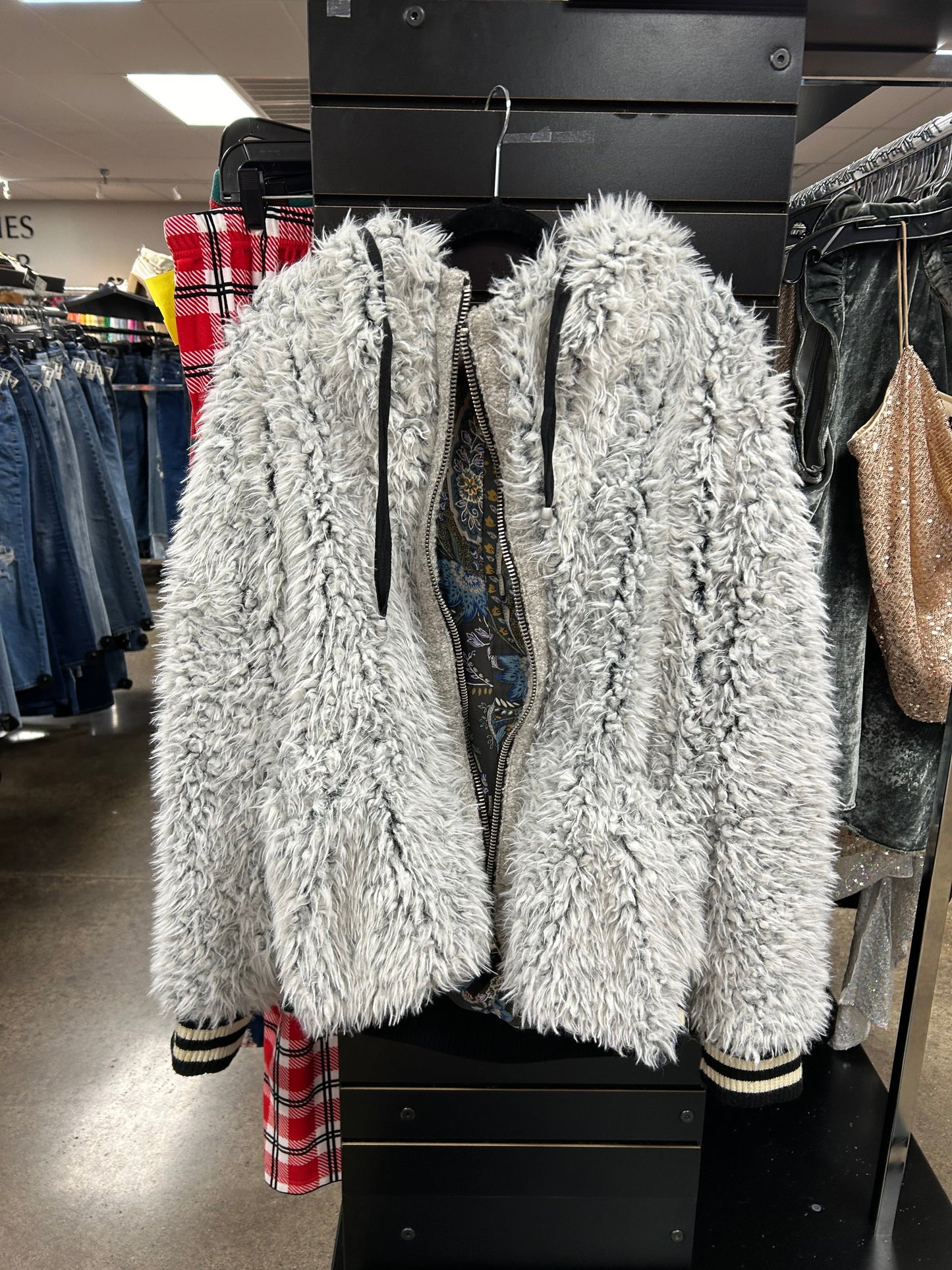 Jacket Faux Fur & Sherpa By Free People In Grey, Size: S