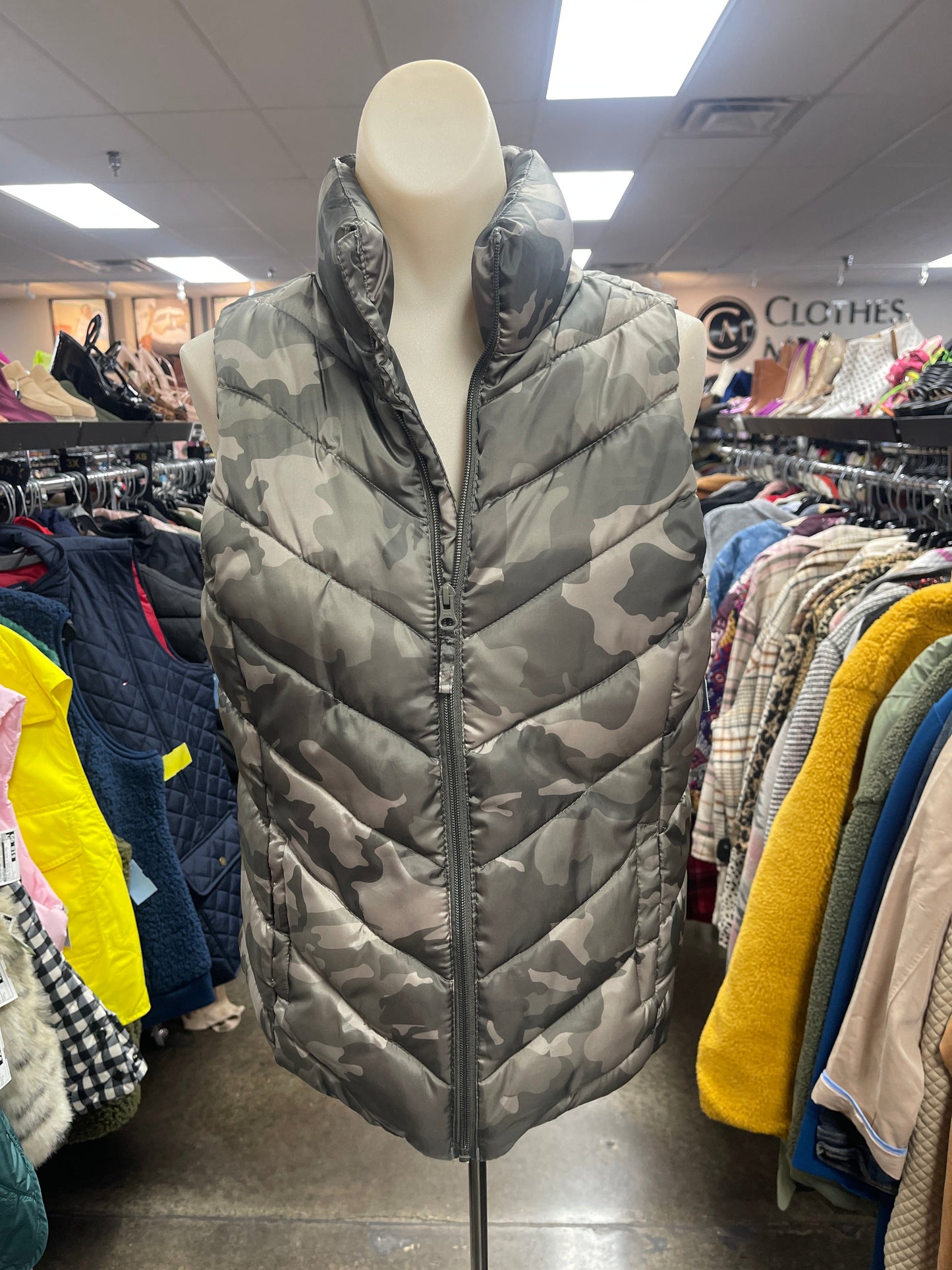 Vest Puffer & Quilted By So In Camouflage Print, Size: M