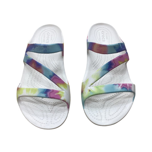 Sandals Flats By Crocs In Multi-colored, Size: 9