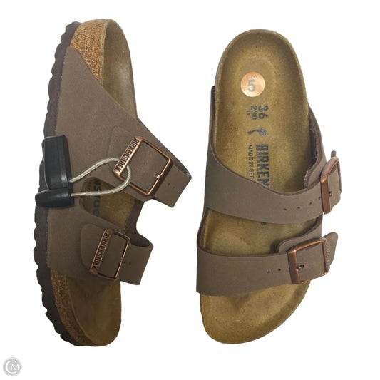 Sandals Flats By Birkenstock In Brown, Size: 5