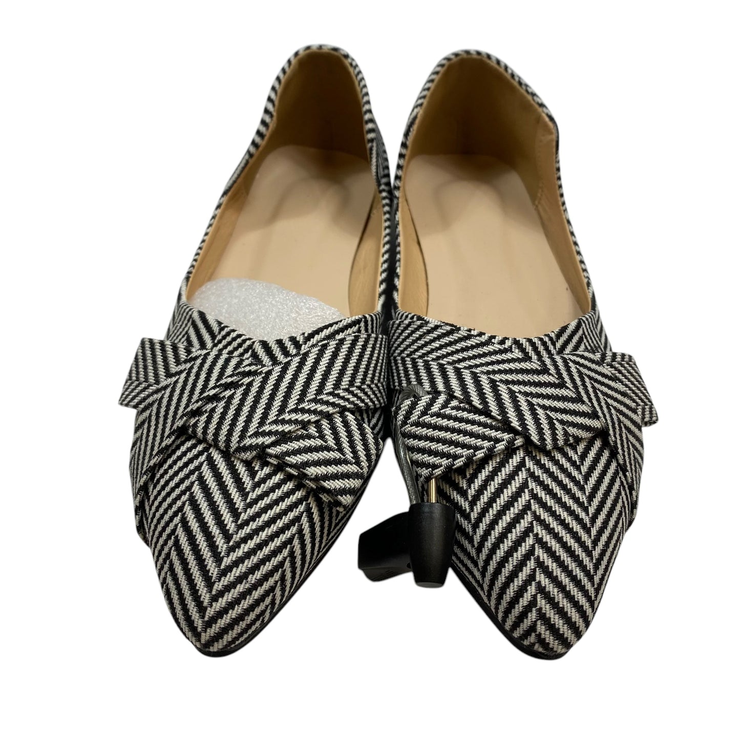 Shoes Flats By Clothes Mentor In Black & White, Size: 9.5