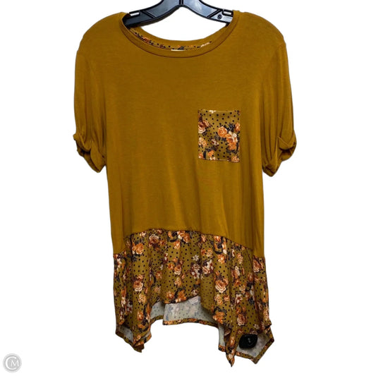 Top Short Sleeve By Belle Du Jour In Yellow, Size: L
