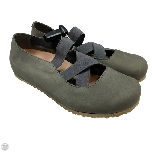 Shoes Flats By Birkenstock In Grey, Size: 5