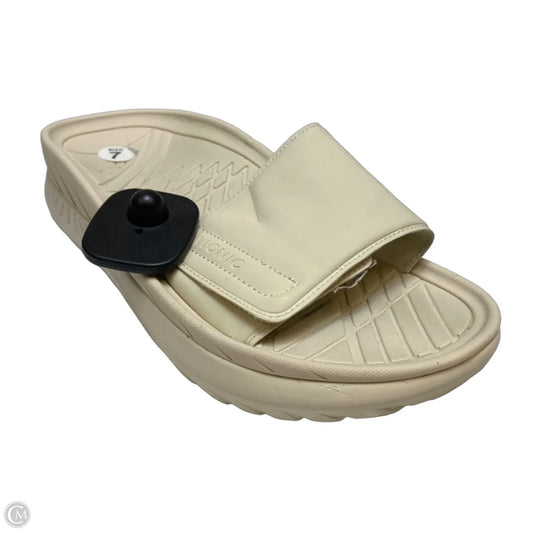 Sandals Flats By Vionic In Cream, Size: 7