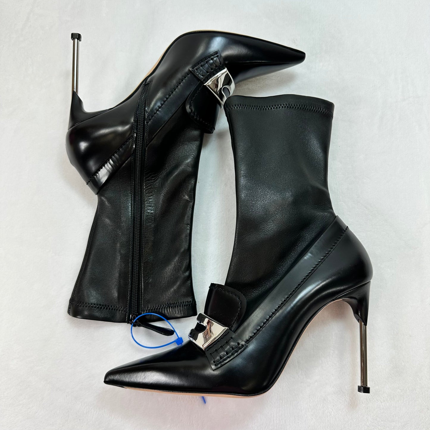 Reduced/Final sale: Shoes Luxury Designer By Alexander McQueen In Black, Size: 40/10