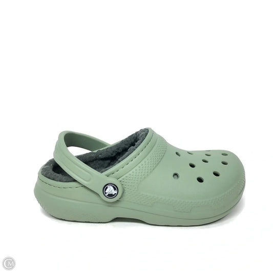 Shoes Flats By Crocs In Green, Size: 7