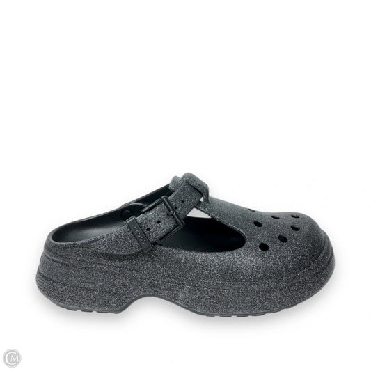 Shoes Flats By Crocs In Black, Size: 7