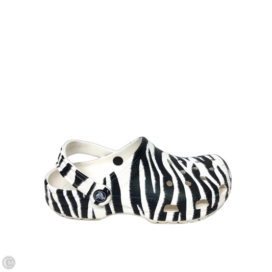 Shoes Flats By Crocs In Animal Print, Size: 8