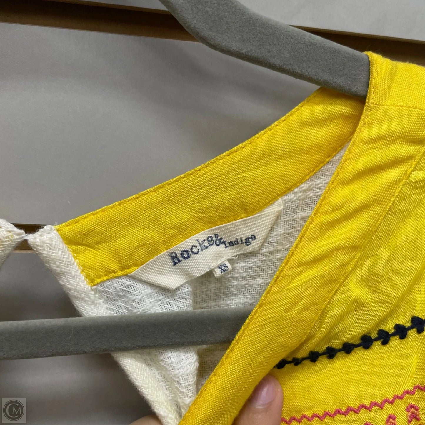 Top Short Sleeve By Clothes Mentor In White & Yellow, Size: Xs