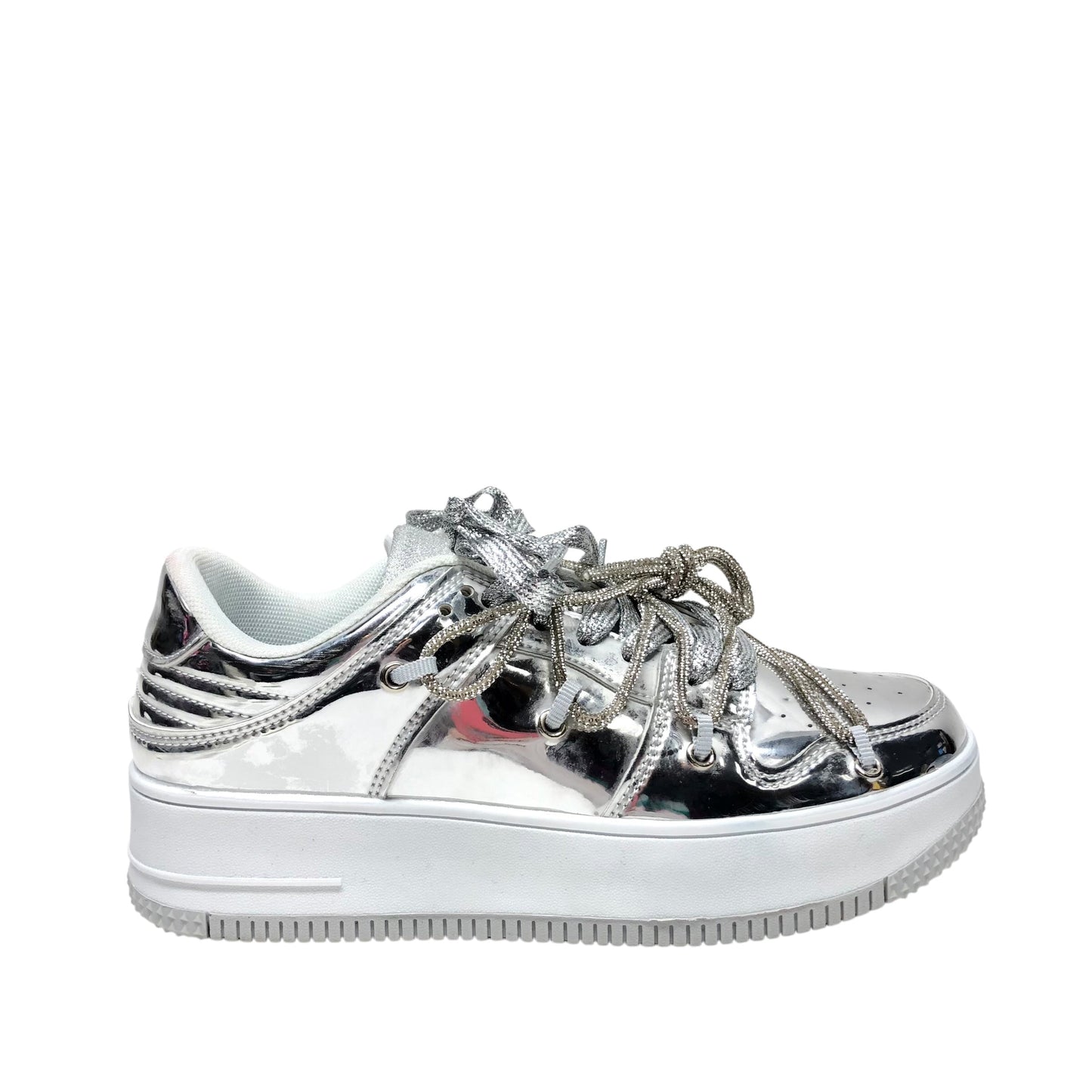 Shoes Sneakers By Clothes Mentor In Silver, Size: 7