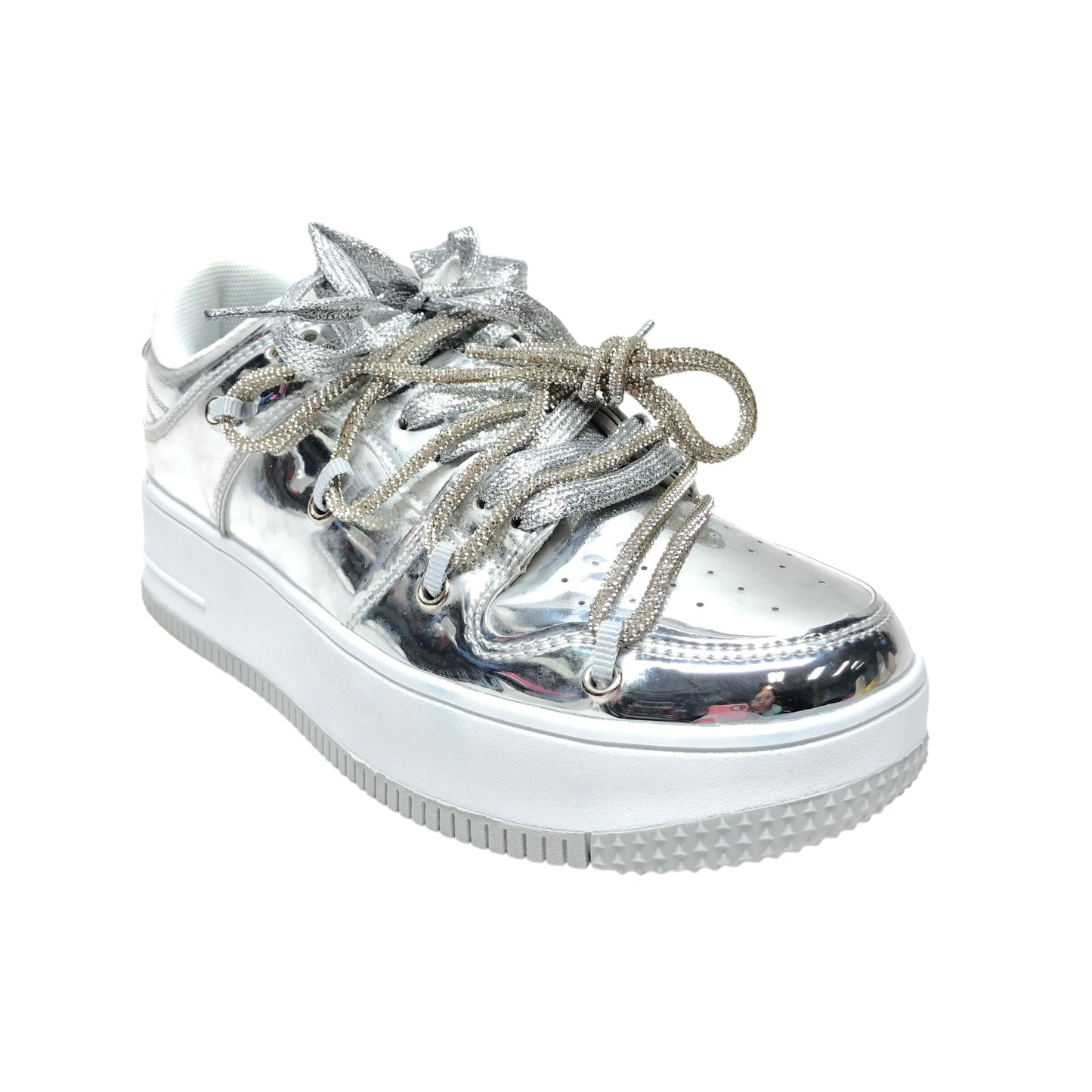 Shoes Sneakers By Clothes Mentor In Silver, Size: 7