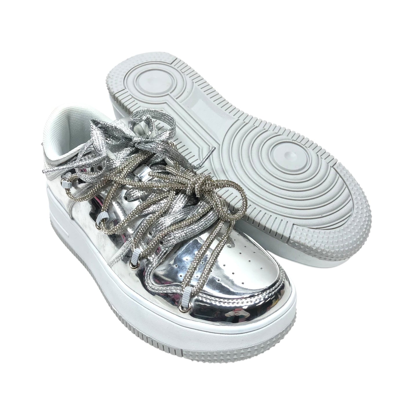 Shoes Sneakers By Clothes Mentor In Silver, Size: 7