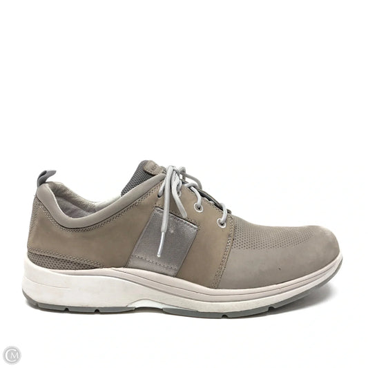 Shoes Sneakers By Clothes Mentor In Taupe, Size: 11