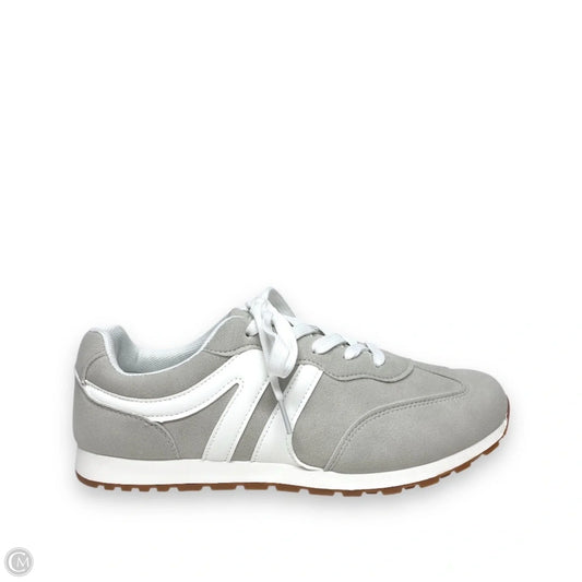 Shoes Sneakers By Clothes Mentor In Grey & White, Size: 10