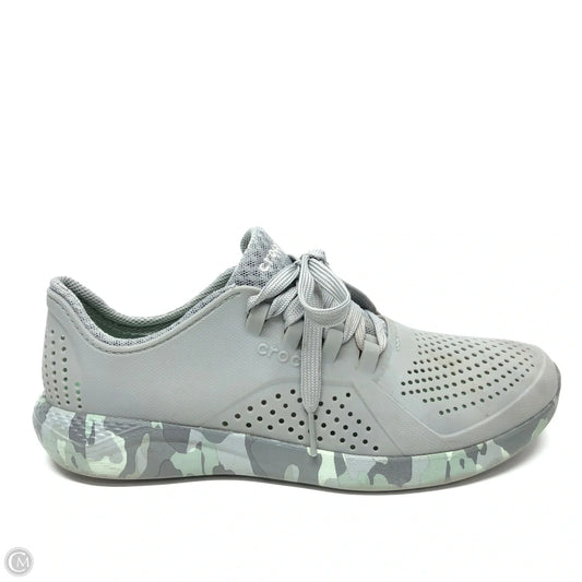 Shoes Sneakers By Crocs In Camouflage Print, Size: 10