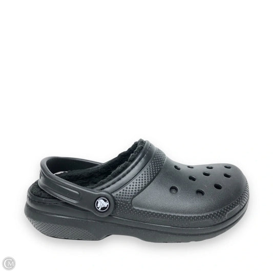 Shoes Flats By Crocs In Black, Size: 8
