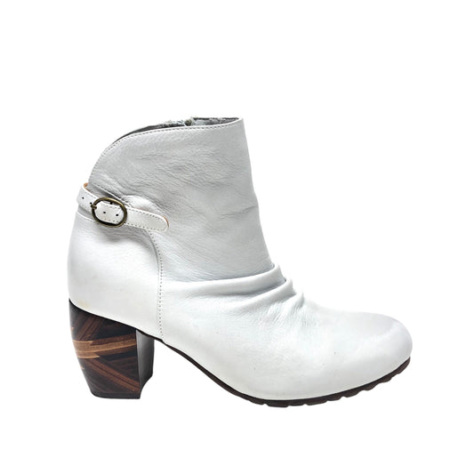 Boots Ankle Heels By Cmb In White, Size: 7