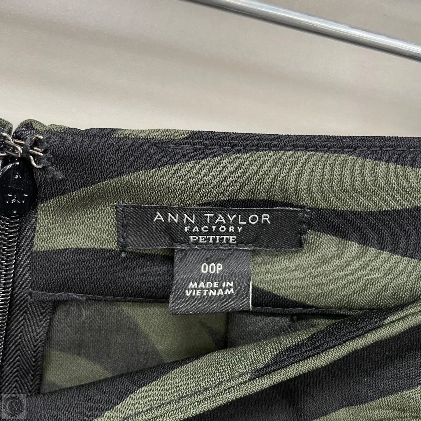 Skirt Midi By Ann Taylor In Green, Size: 0