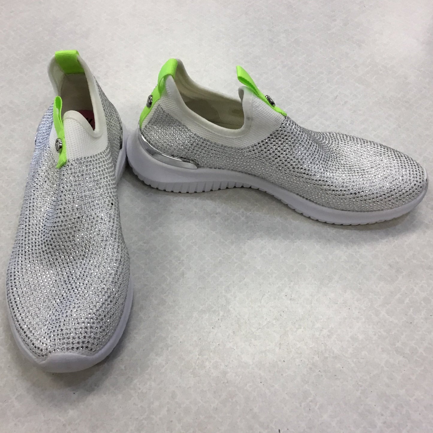 Shoes Athletic By Clothes Mentor In White, Size: 5.5