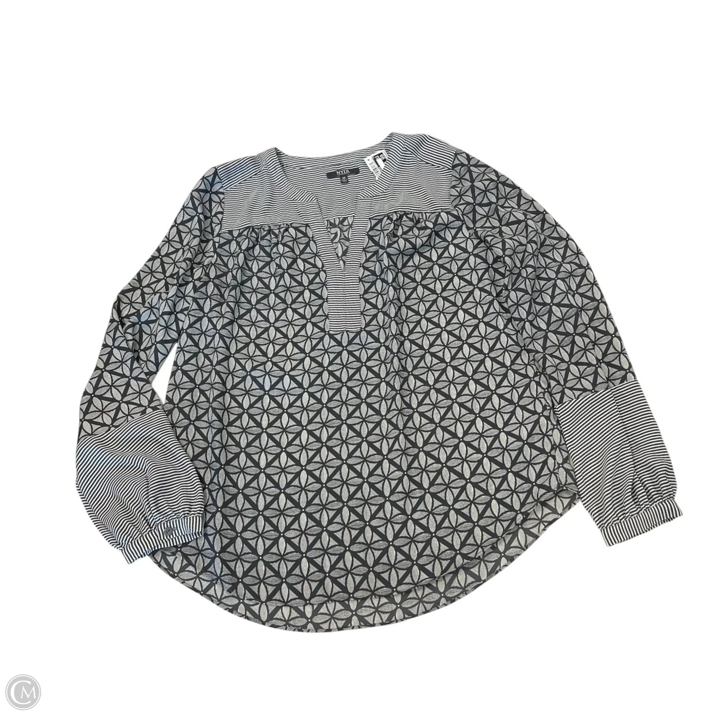 Top Long Sleeve By Clothes Mentor In Grey & White, Size: Xs