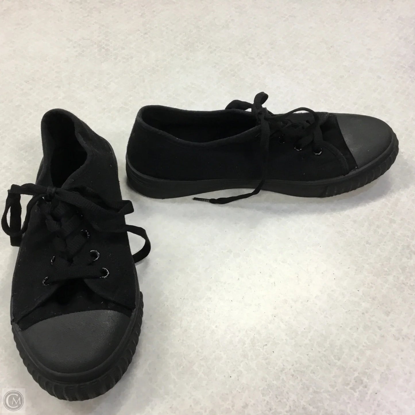 Shoes Sneakers By Clothes Mentor In Black, Size: 7.5