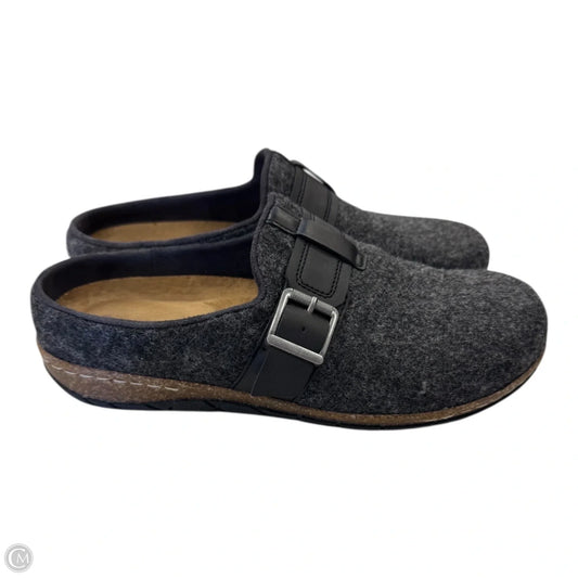 Shoes Flats By Earth In Grey, Size: 7