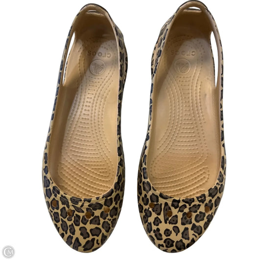 Shoes Flats By Crocs In Animal Print, Size: 8