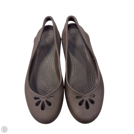 Shoes Flats By Crocs In Brown, Size: 10