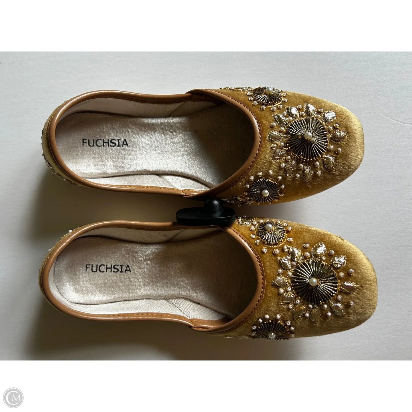 Shoes Flats By Clothes Mentor In Gold, Size: 9