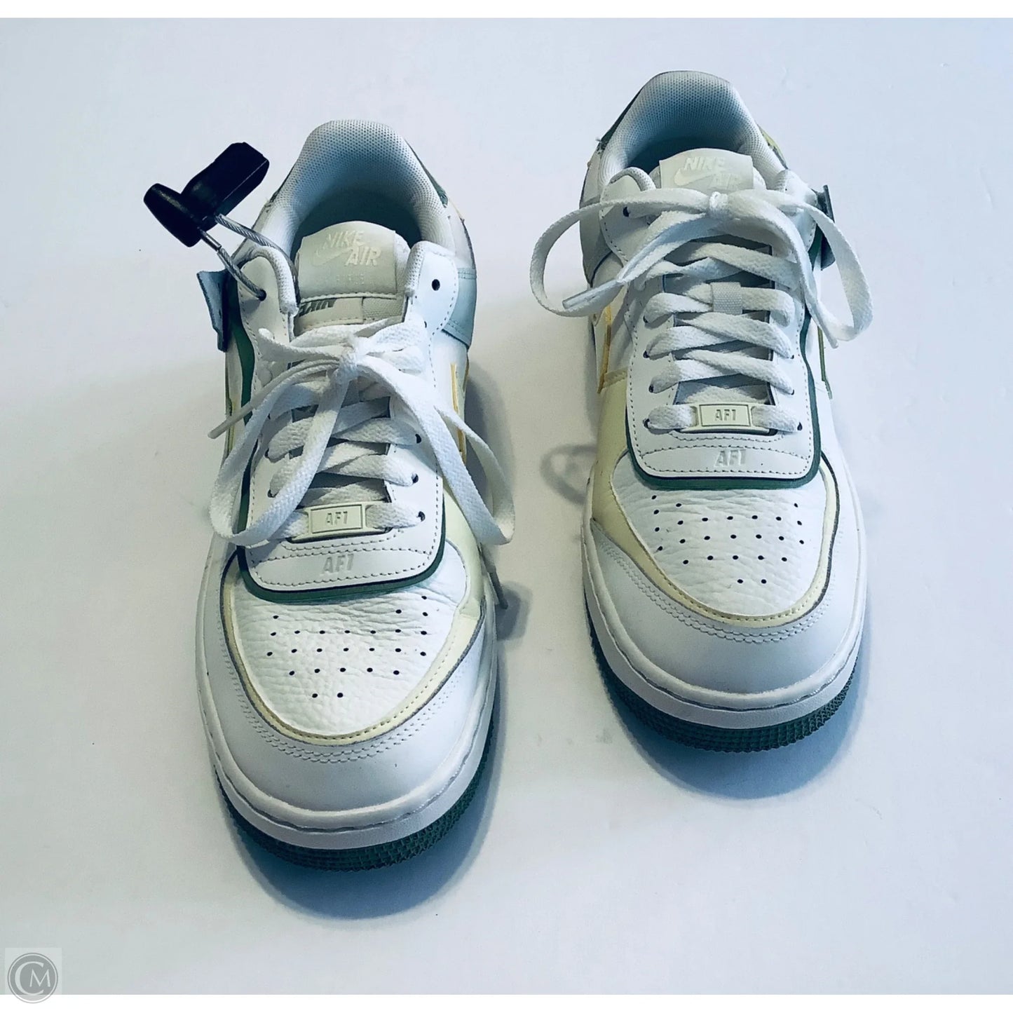 Shoes Sneakers By Nike In White, Size: 9