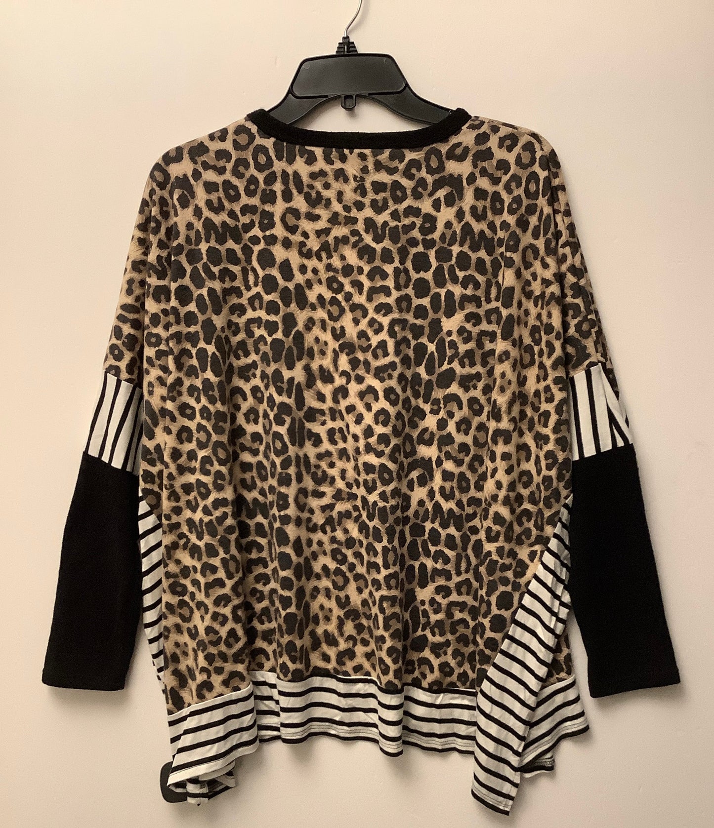 Top Long Sleeve By Heimish Usa In Animal Print, Size: M